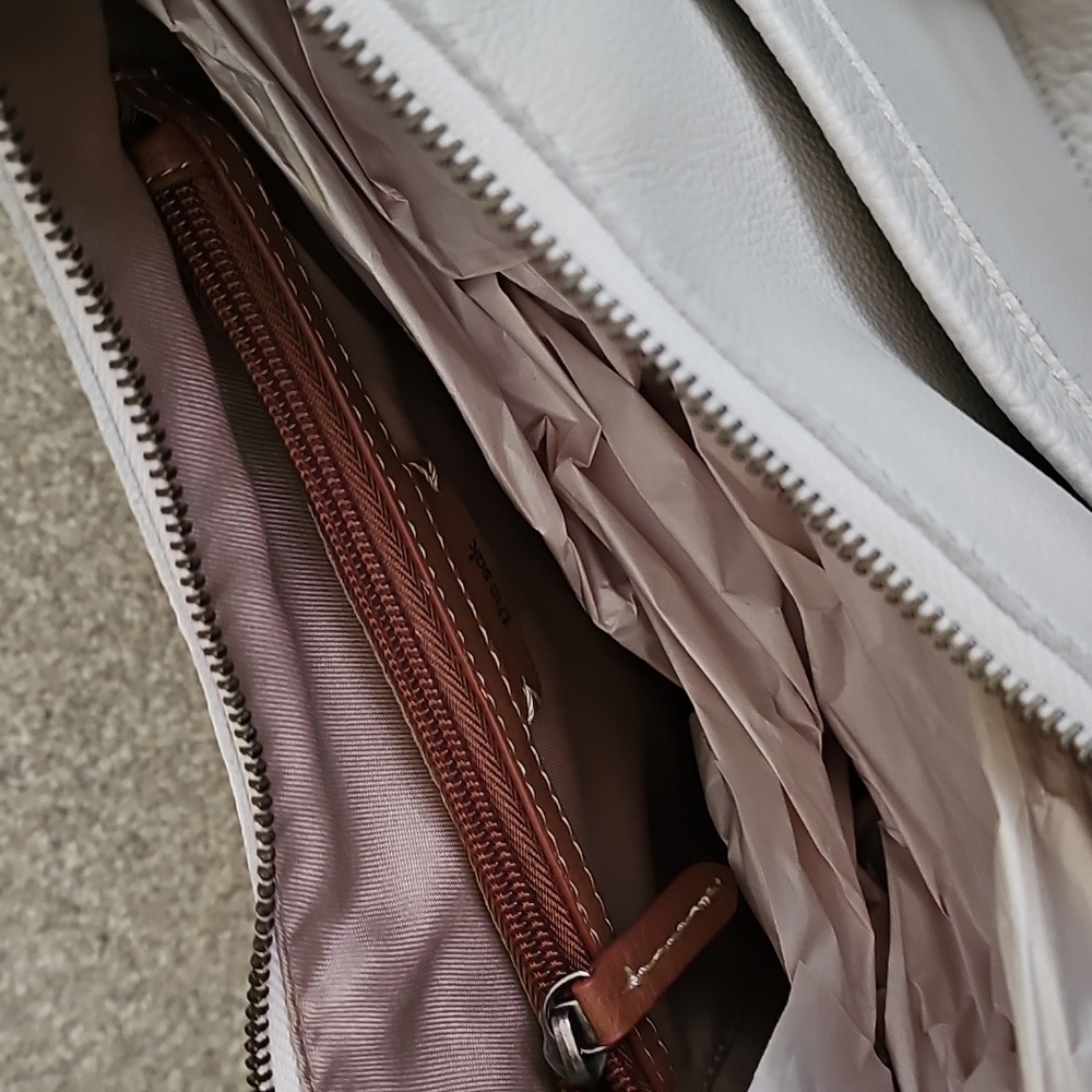The Sak leather handbag in cream color. - Picture 4 of 6